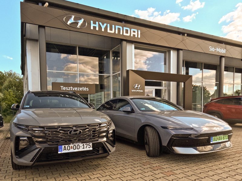 Hyundai modellek a siófoki telephely előtt